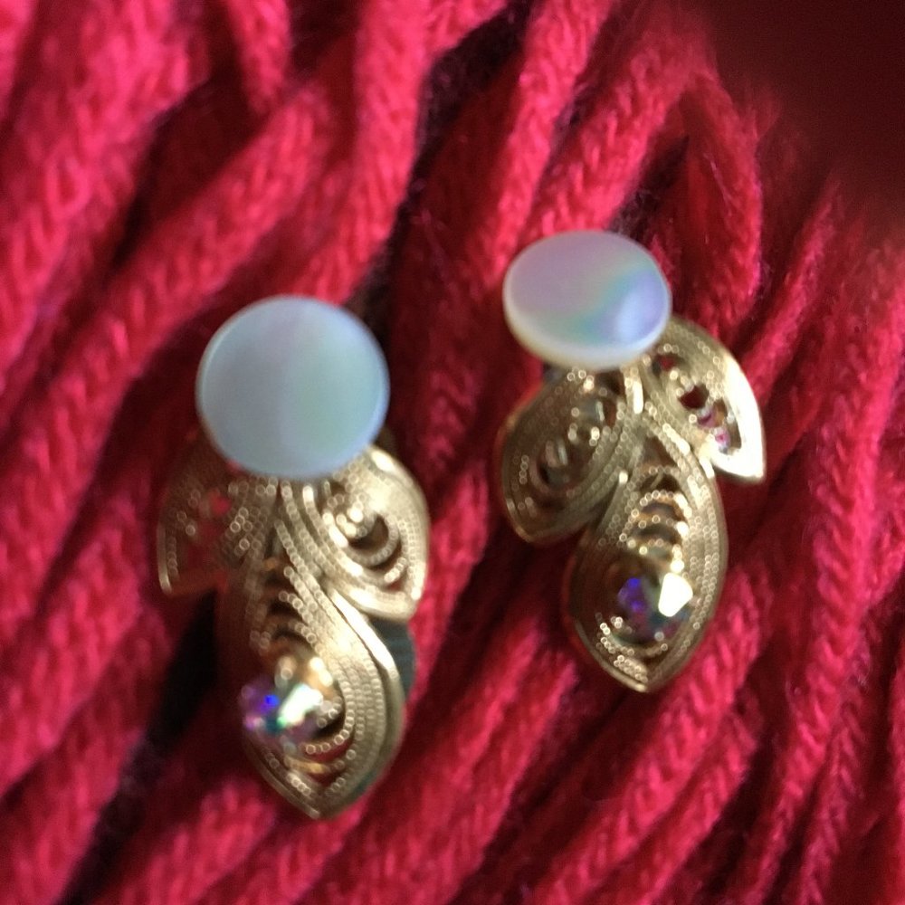 VINTAGE MOTHER OF PEARL EARRINGS/GOLD TONE